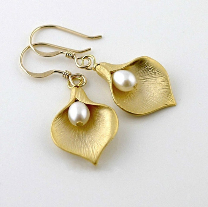 Wholesale New Flower Pearl Earrings, Fashionable Women's Lotus Petal Earrings