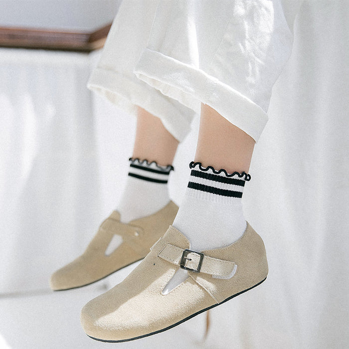 Wholesale Embroidered heart-shaped middle tube socks made of cotton and college style cotton socks