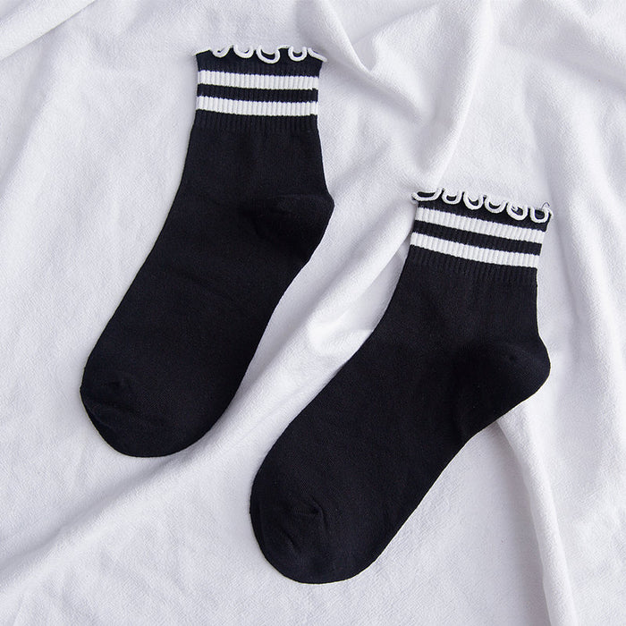 Wholesale Embroidered heart-shaped middle tube socks made of cotton and college style cotton socks