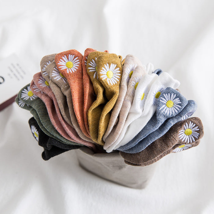 Wholesale New product: Daisy embroidered socks, heel protection, anti friction boat socks, cotton socks