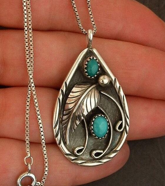 Wholesale New style inlaid turquoise retro dyed black feather pendant silver necklace