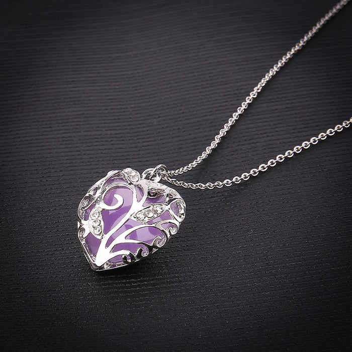 Wholesale Fashionable hollowed out luminous heart-shaped necklace, popular luminous pendant, collarbone chain accessory