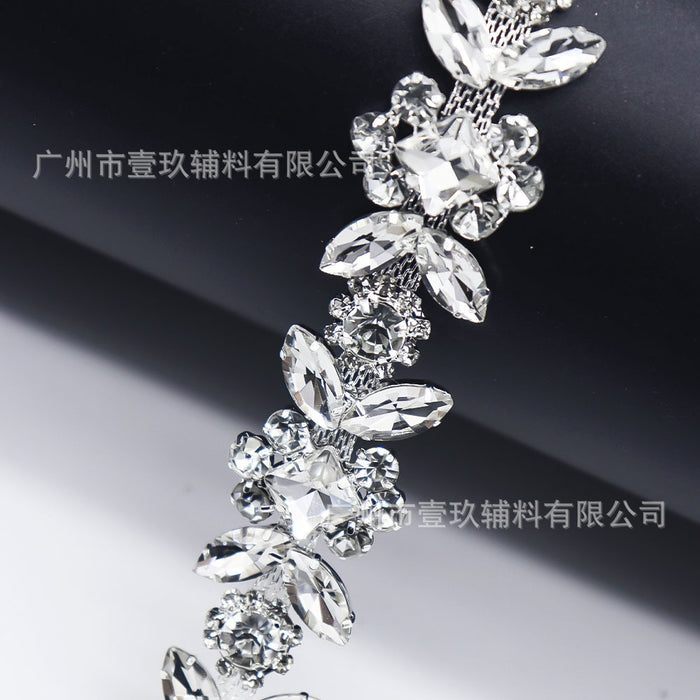 Wholesale Gold and silver rhinestone-embellished welded and electroplated chain for DIY clothing accessories and embellishments.
