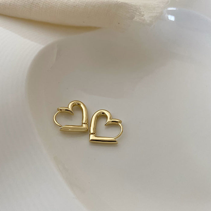 Wholesale Hollow out heart-shaped earrings for women with simple and delicate silver needle ear loops