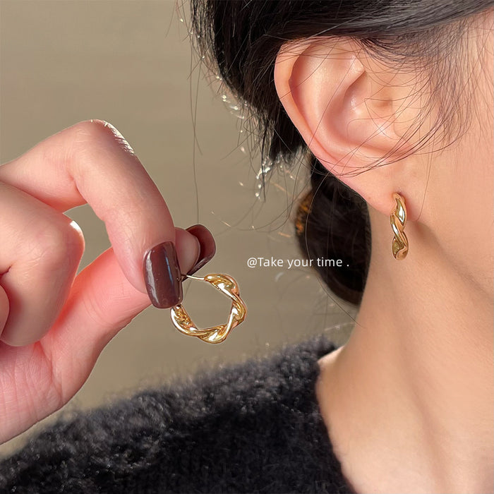 Wholesale Fashionable, high-end, simple, versatile earrings for commuting