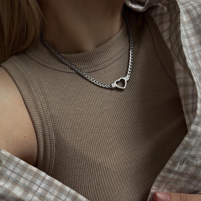 Wholesale Versatile metal collarbone chain, fashionable hollowed out heart-shaped pendant, high-end feel, widened side chain necklace