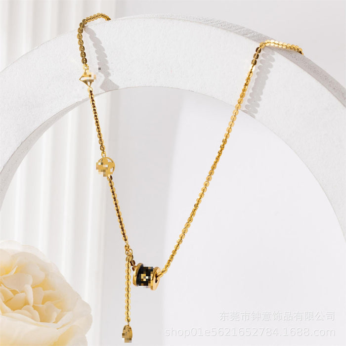 Wholesale titanium steel flower leather small man waist four-leaf necklace