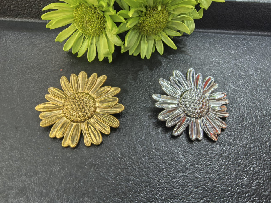 Wholesale Stainless steel sunflower brooch 18K gold-plated light luxury fashion