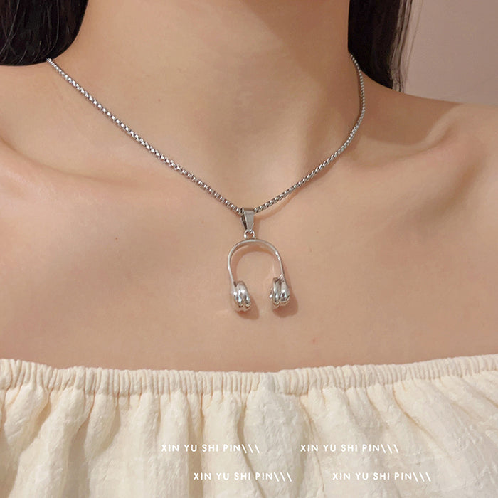 Wholesale Vintage headphone shaped pendant necklace, new versatile and high-end necklace