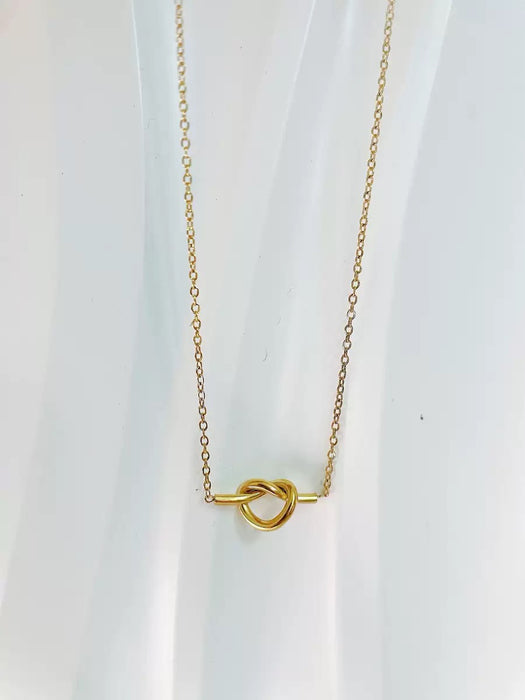 Wholesale Cross border new niche knot double heart winding pendant titanium steel O-shaped necklace simple and fashionable temperament exquisite