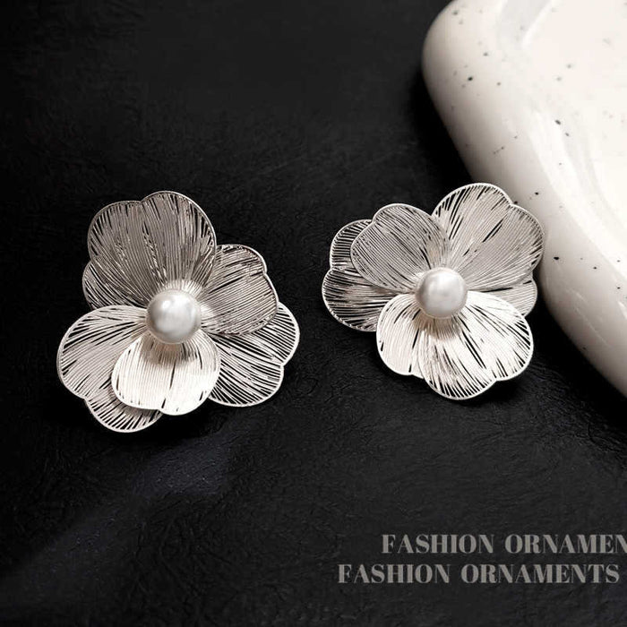 Wholesale Sterling silver exaggerated flower earrings, light luxury high-end feeling, pearl earrings, temperament earrings