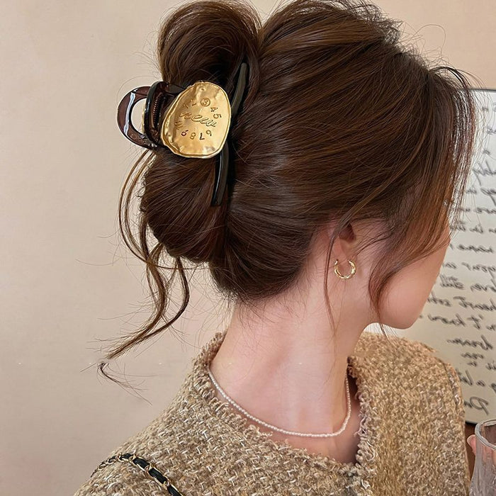 Wholesale Simple and sophisticated style with a large shark clip hair clip and a new style of hair accessory at the back of the head