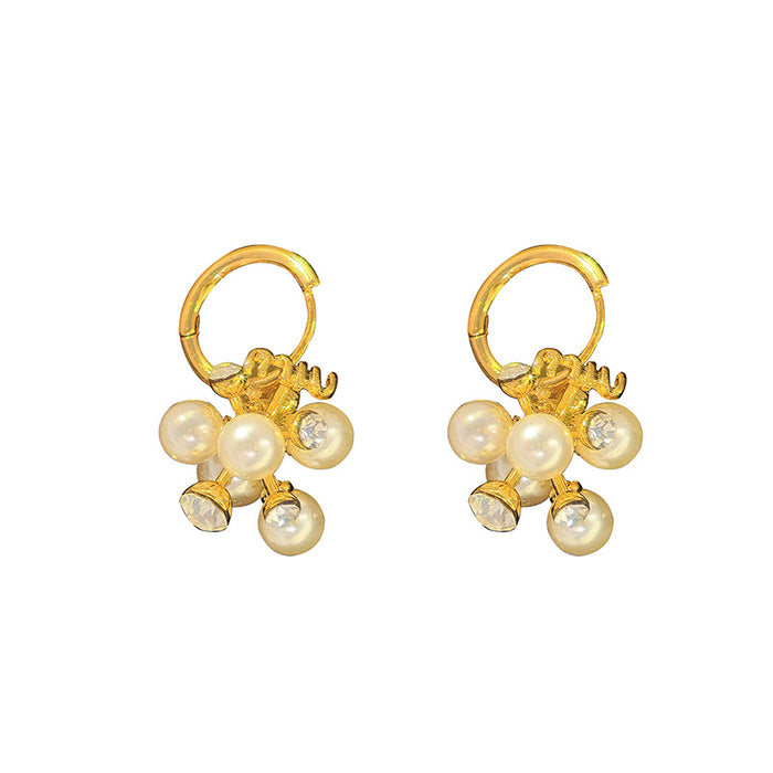 Wholesale Minimally designed pearl earrings with a high-end feel and a niche temperament. Exquisite earrings with exquisite design. Paired with studs