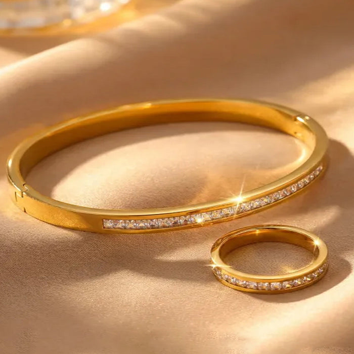 Wholesale Waterproof Stainless Steel Four-Leaf Clover Ring and Bracelet Set with Diamonds