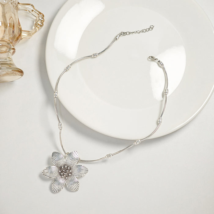 Wholesale Alloy Silver Five-petal Flower Pendant Necklace JDC-NE-QingH009