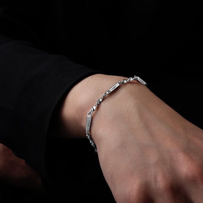 Wholesale M ö bius starry collarbone chain, neckchain that does not fade, trendy men's accessories twisted and spliced pendant chain ins, titanium steel necklace