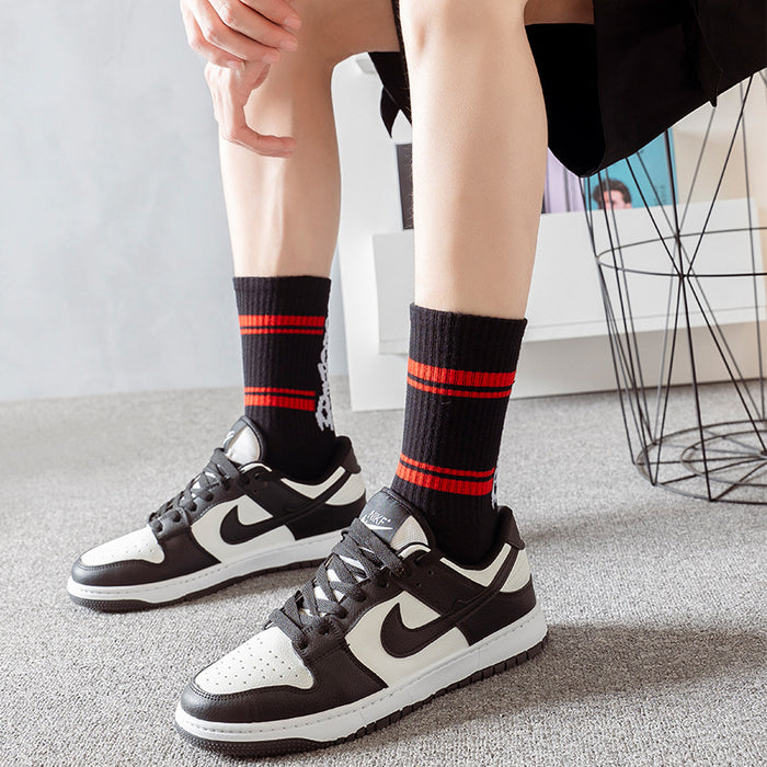 Wholesale Quality men's socks with high thread letters, simple and niche design, mid tube socks, sporty and trendy socks