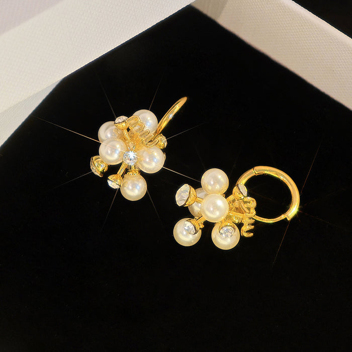 Wholesale Minimally designed pearl earrings with a high-end feel and a niche temperament. Exquisite earrings with exquisite design. Paired with studs
