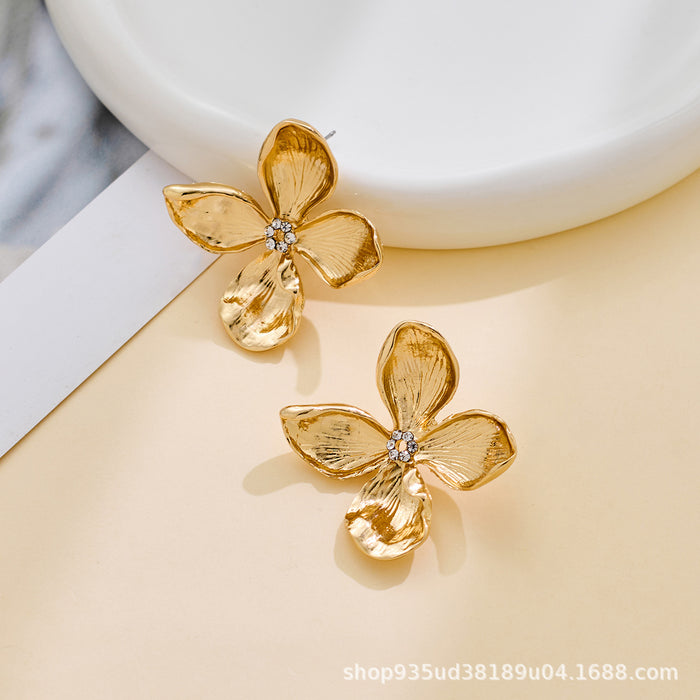 Wholesale Vintage pleated flower earrings set with diamonds, simple and elegant metal earrings