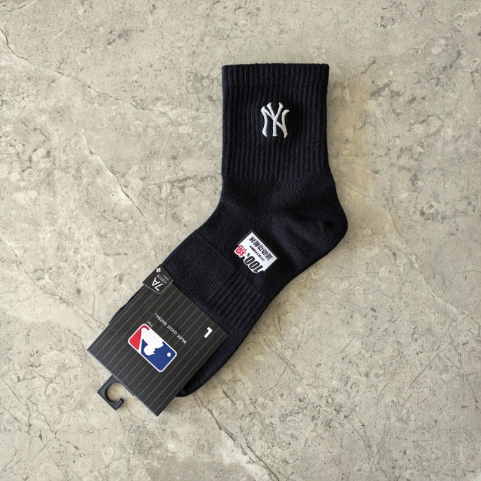 Wholesale Embroidered sports socks with combed cotton lettering socks in the middle tube