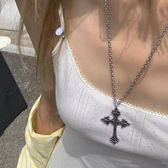 Wholesale Small niche design silver cross pendant retro necklace accessory