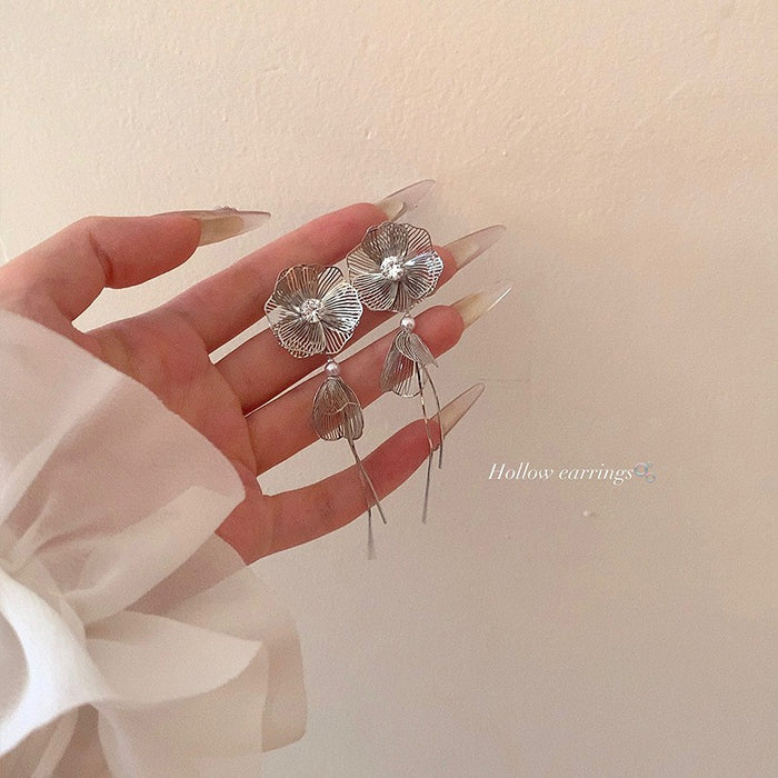 Wholesale Vintage metallic floral tassel earrings with a light luxury and high-end feel, niche design temperament, versatile and long earrings