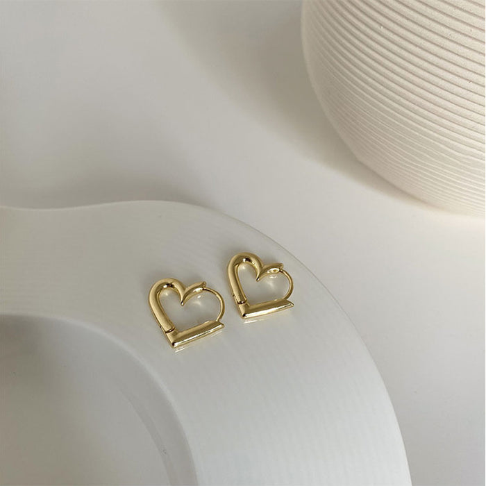 Wholesale Hollow out heart-shaped earrings for women with simple and delicate silver needle ear loops
