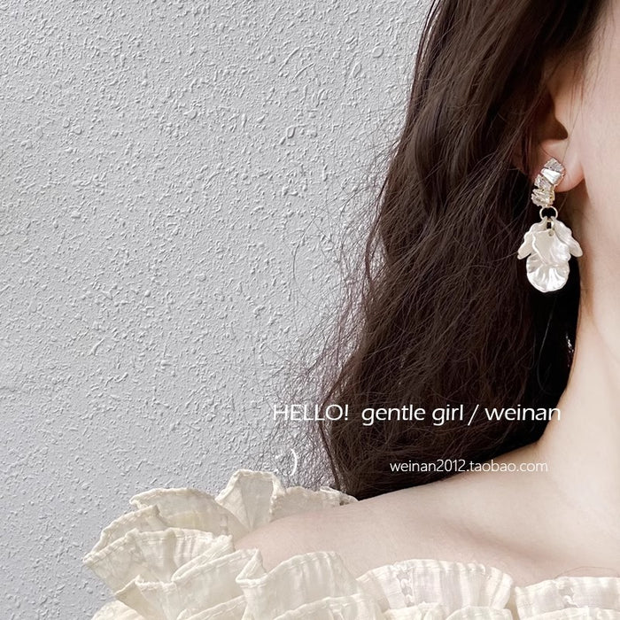 Wholesale Luxurious shell flower earrings with fashionable temperament and ear clips without ear holes, exuding a sense of luxury