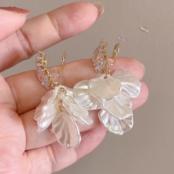 Wholesale Luxurious shell flower earrings with fashionable temperament and ear clips without ear holes, exuding a sense of luxury