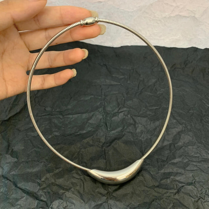 Wholesale Titanium steel necklace does not fade, high-end cool metal wind curved bend pendant design collar fashionable and versatile necklace