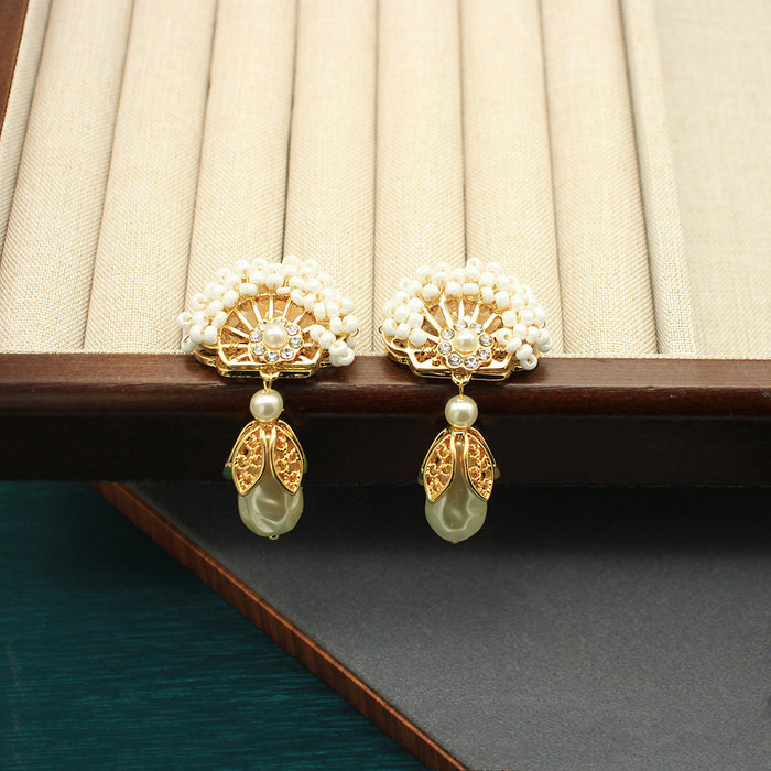 Wholesale Pearl earrings with a light luxury and high-end feel, designed with a sense of niche earrings