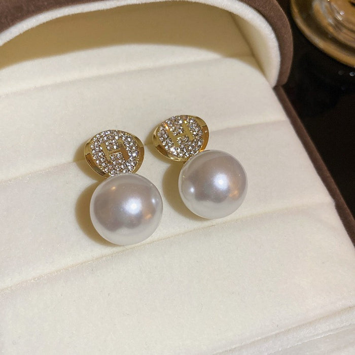 Wholesale Diamond studded pearl letter earrings are versatile, fashionable, niche, personalized, light luxury, high-end earrings
