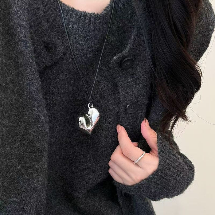 Wholesale Love necklace with high-end feel, black rope hanging neck, sweater chain, adjustable drawstring accessory