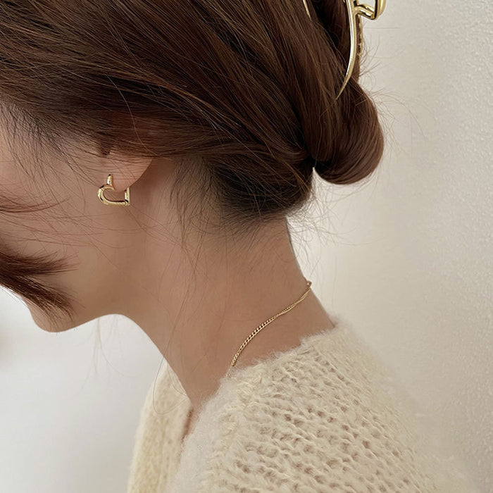 Wholesale Hollow out heart-shaped earrings for women with simple and delicate silver needle ear loops