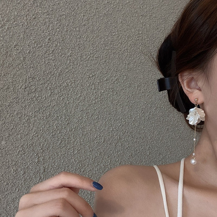 Wholesale Elegant temperament, shell petal tassel earrings, fashionable and high-end, simple and versatile pearl earrings for women