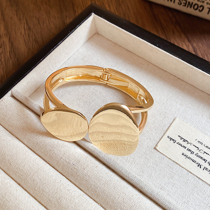 Wholesale Metal bracelet temperament light luxury high sense bracelet niche personality exaggerated jewelry women