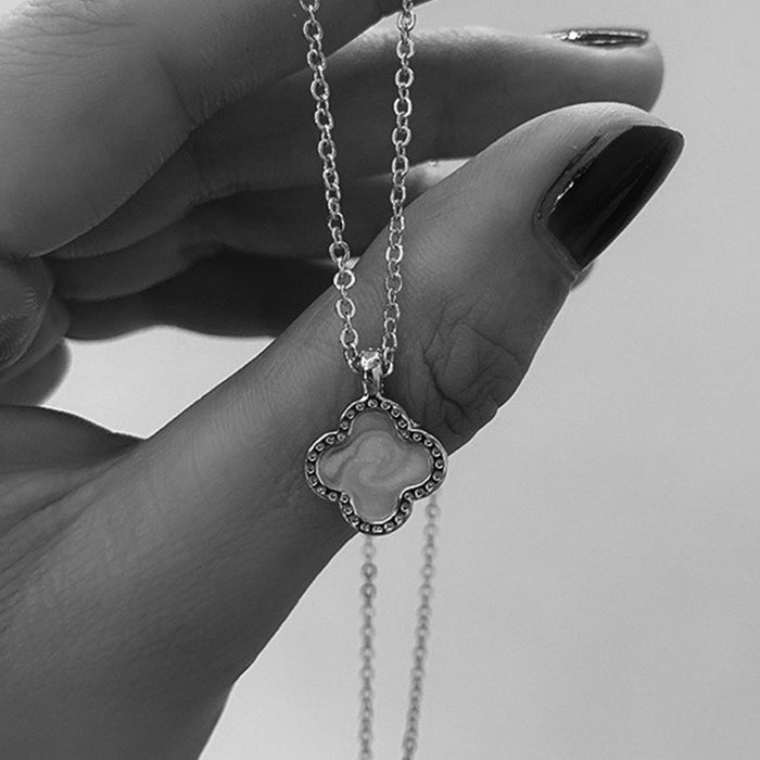 Wholesale Clover sweater chain, fashionable temperament necklace, light luxury, niche collarbone chain