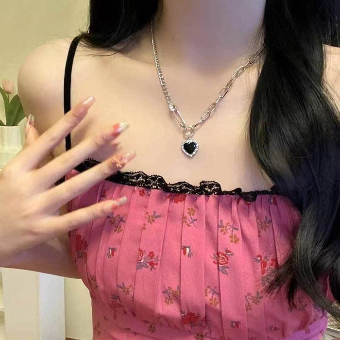 Wholesale Black heart-shaped titanium pin design, steel necklace with a minimalist temperament, suitable for wearing with collarbone chain