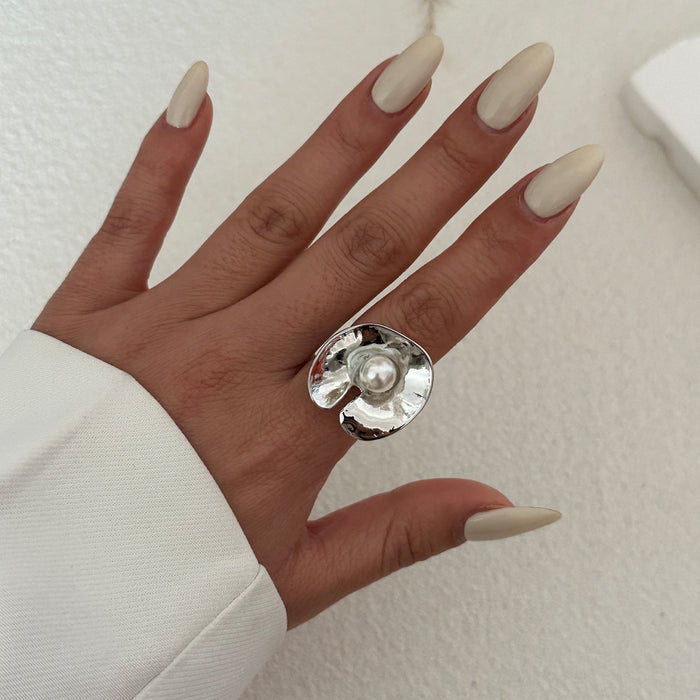 Wholesale Retro artistic flower ring, fashionable metal shiny surface, irregular design sense, living mouth ring