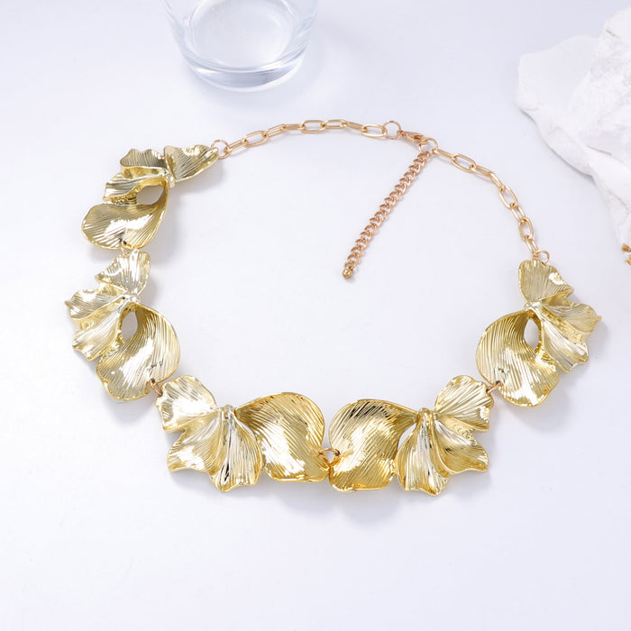 Wholesale Fashion Style Irregular Acrylic Stereo Petal Necklace Light Luxury
