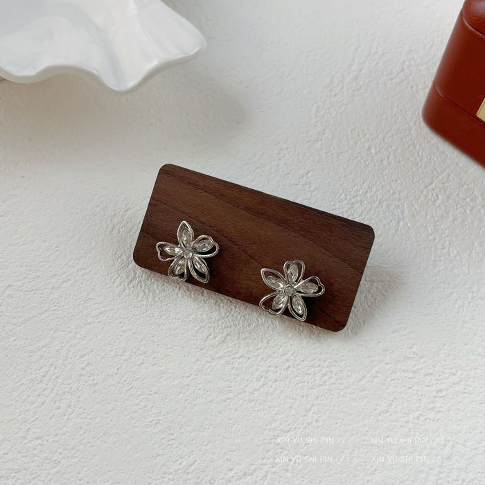 Wholesale Simple and compact hollow out sparkling diamond flower earrings with a high-end feel, elegant temperament, niche design, and earrings