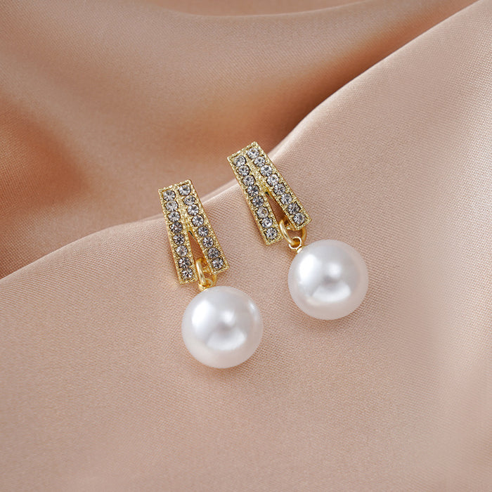 Wholesale Elegant and sophisticated silver needle double pearl studded diamond earrings