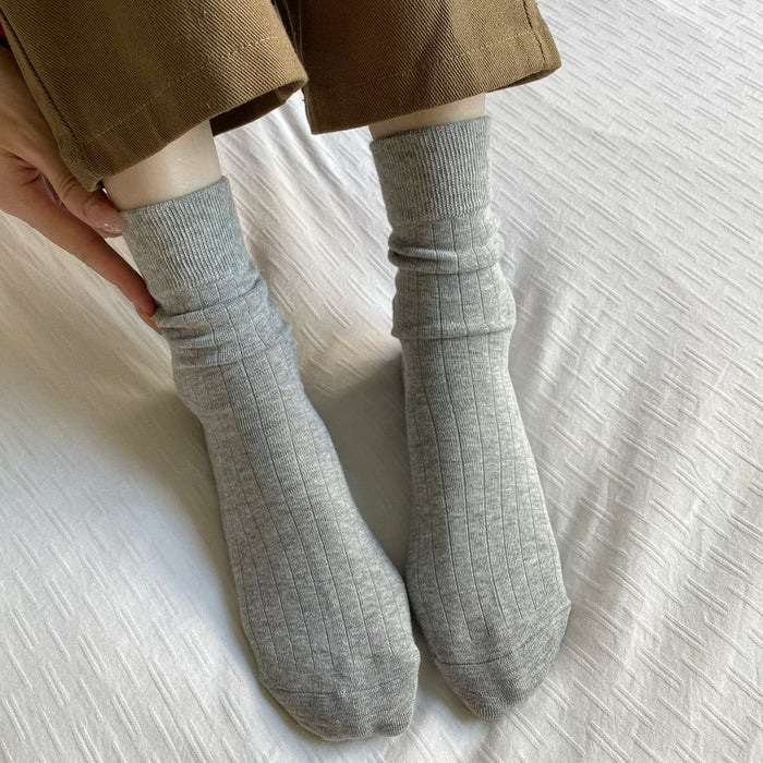 Wholesale Fashionable boneless pile socks with vertical stripe design, versatile and slimming, modified legs, retro style