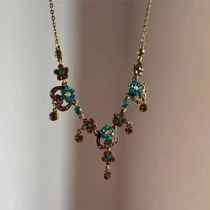 Wholesale Love flower pendant necklace, retro temperament, high-end feel, heavy-duty antique collarbone chain