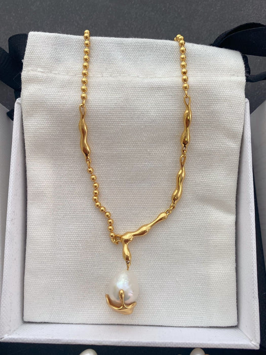 Wholesale Pearl necklace for women, light luxury, niche design, high-end feeling, collarbone chain, retro necklace, sweater chain, accessory