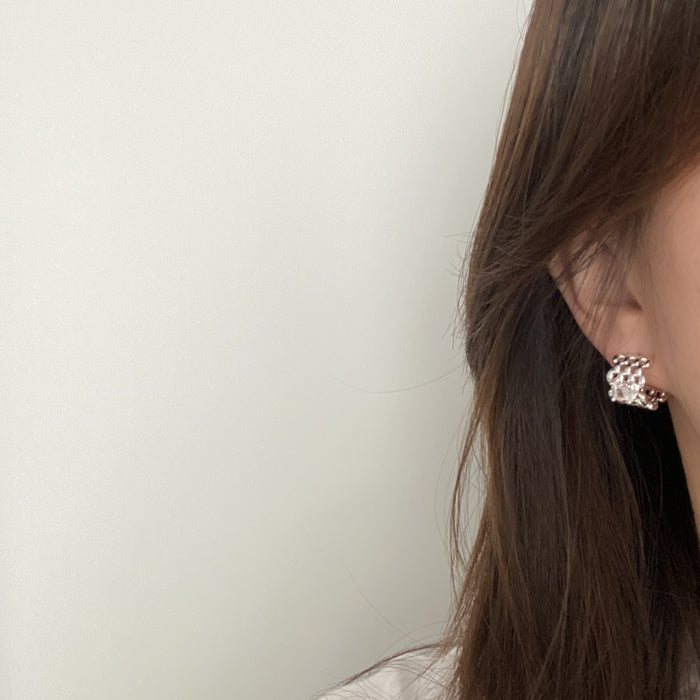 Wholesale Pearl inlaid high-end earrings with copper plated gold and silver needles throughout the body, new earrings with light luxury and niche appeal