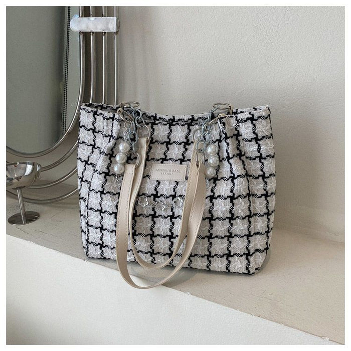 Wholesale Large capacity contrasting color simple exquisite letter fashionable pearl chain commuting versatile shoulder tote bag