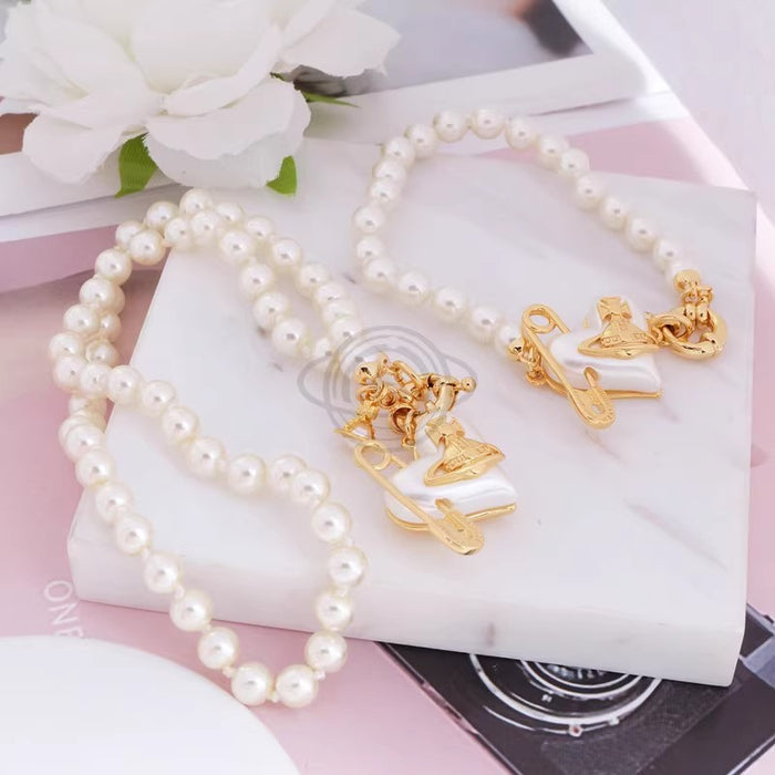 Wholesale Resin crooked heart-shaped pin, pearl necklace, light luxury temperament