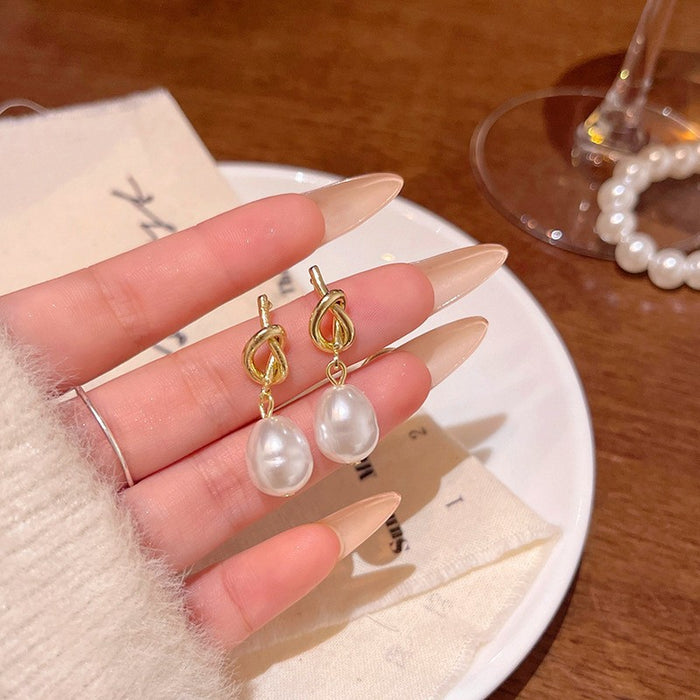 Wholesale Vintage versatile temperament pearl earrings, light luxury, niche design, gold earrings, ear accessories