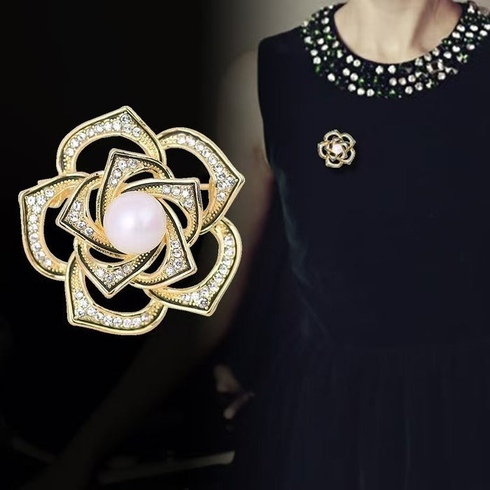 Wholesale New hollowed out chest flower brooch with exquisite high-end design sense, brooch coat accessory